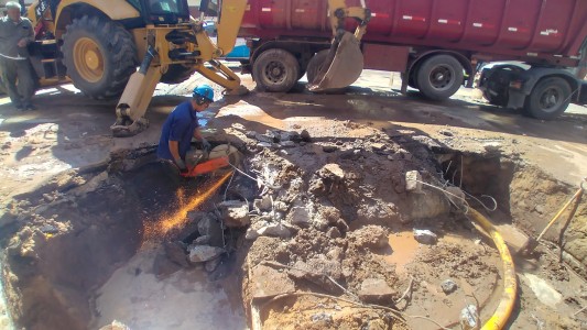 Se dañó una cañería del acueducto de la toma Colastiné y advierten por baja presión del servicio