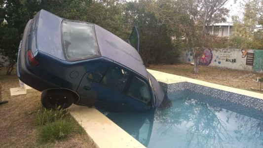 Arreglaba su auto, logró arrancarlo, la embistió y terminó en la pileta