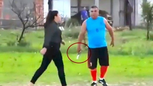 Video: un policía disparó con su arma reglamentaria en un torneo de fútbol barrial