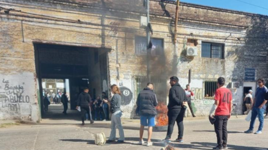 La policía les retuvo las motos y protestan frente al Corralón Municipal