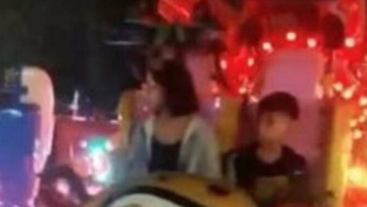 Video: el momento en el que dos chicos caen de un juego en la República de los Niños