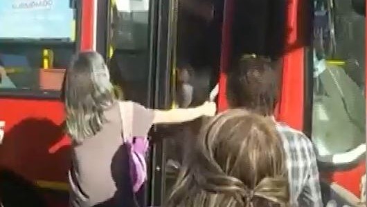 Video: Se colgó del colectivo que no le quería abrir la puerta
