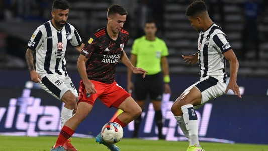 Talleres iguala sin goles ante River en el final del primer tiempo
