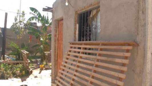 Simuló estar muerta para que su esposo dejara de pegarle y atacarla con un cuchillo