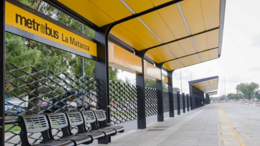 Le arrebataron la mochila mientras esperaba el colectivo y al rato sintió un fuerte ardor: para robarle, le tiraron ácido