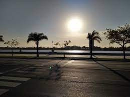 El clima estará soleado y fresco hoy en la ciudad