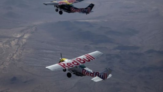 Deporte extremo: Un piloto cambia de avión en pleno vuelo