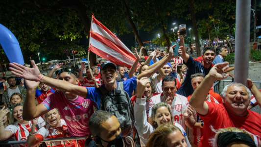 El recibimiento de los hinchas de Unión al plantel en Río de Janeiro
