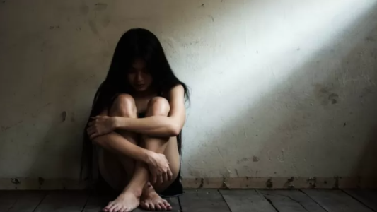 Abusó de su hija, la obligó a prostituirse y le dieron 25 años de prisión