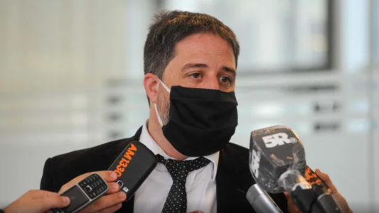 Investigan al hermano de la jefa de policía de Santa Fe por robo de armas