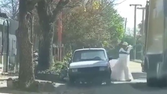 Un recolector de basura encaró su jornada laboral con un vestido de novia puesto