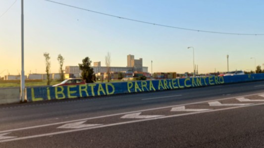 Una pintada pidiendo la liberación del Viejo Cantero con los colores de Central