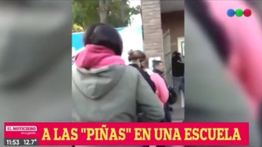 Rosario: la policía disuadió con disparos al aire las trompadas entre padres y alumnas en una escuela