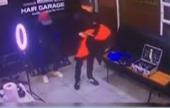 Video: Disfrazado de policía, robó una peluquería