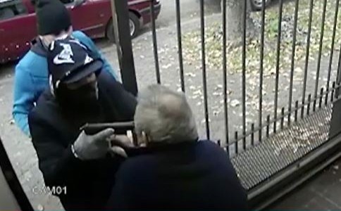 Video: Un jubilado abrió el portón de su casa y terminó encañonado