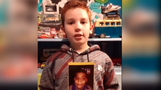 Video: un nene hizo una campaña en redes para comprarle anteojos a un amigo