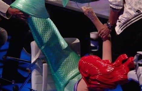 Video: Katy Perry, vestida como La Sirenita, se cayó en vivo