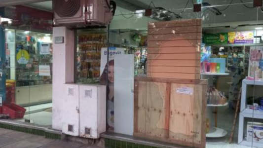 Detuvieron a un ladrón que rompió un blindex e intentó robar una farmacia