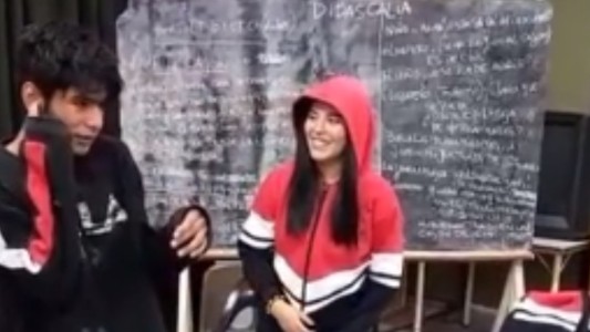 Video: no podía pagar la remera de egresados y fue sorprendido por sus compañeros