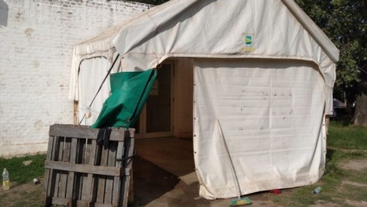 Desarman la carpa de hisopados usurpada en Santo Tomé y buscan reubicar a dos personas