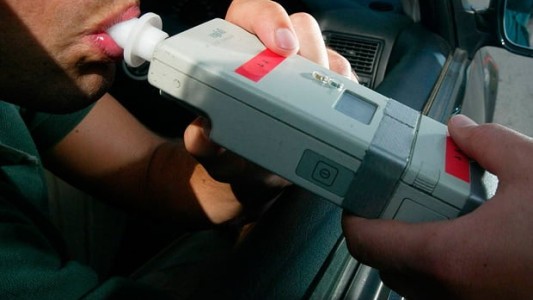 Médicos se oponen a que agentes municipales realicen test de alcoholemia sin su presencia