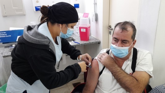 La provincia desplegó un operativo de vacunación en un frigorífico de Nelson