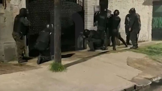 Fueron a detenerlo por un robo y lo encontraron teniendo sexo con su mujer