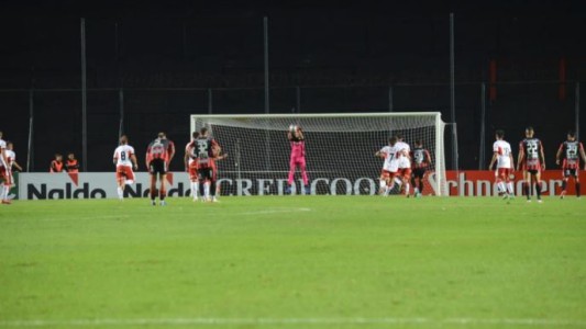 Video: un jugador de Patronato quiso picarla en un penal e hizo el ridículo