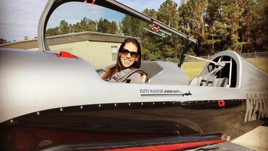 Declaran personalidad destacada a la primera mujer piloto argentina de acrobacia