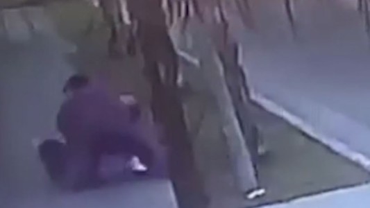 Video: Intentó robarle a dos chicas, pero se defendieron a las piñas