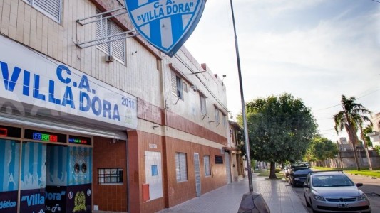 "Las cosas pasan afuera y se corta por lo más fácil: suspender el baile"