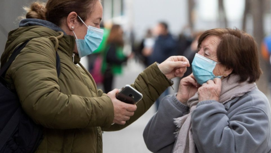 Cuarta ola: "Si bien no es obligatorio, hay que usar el barbijo"