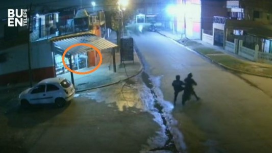 Video: Se tiró de "palomita" en un kiosco para evadir a motochorros