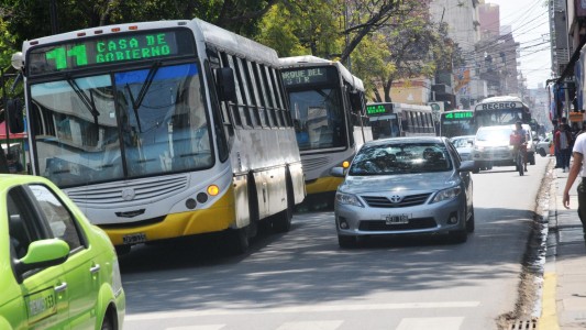 Hoy se firmaría el acuerdo salarial y quedaría sin efecto el paro de colectivos