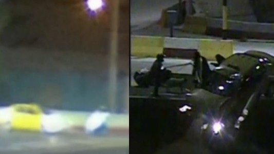 Taxi chocó una moto y quedó colgando de un puente