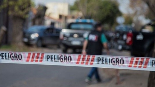 Vecinos sentían olor a podrido: lo hallaron asesinado a puñaladas en su casa en Rosario