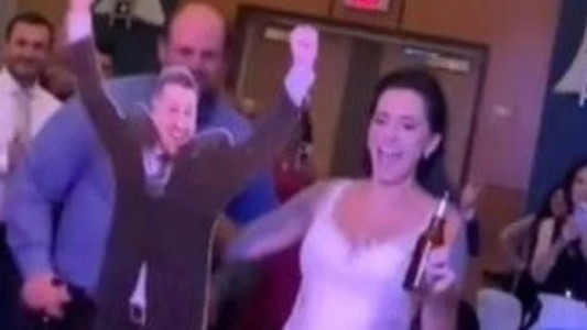 "Filmame esto Néstor": el novio no fue a su boda y ella terminó bailando con una gigantografía de él