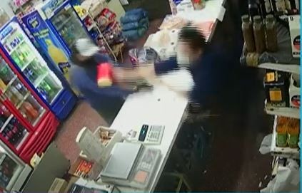 Video: Almacenero se defendió con un queso en un robo a mano armada en Gerli