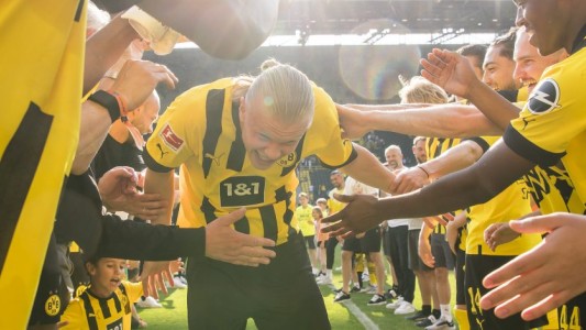 Haaland gastó medio millón de euros en regalos de despedida para sus compañeros del Borussia Dortmund