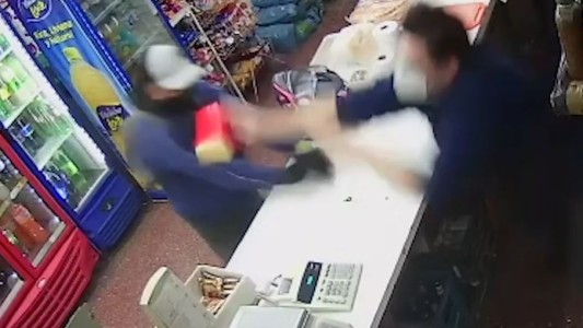 Le tiró una horma de queso en la cara para evitar que le robe - #REC