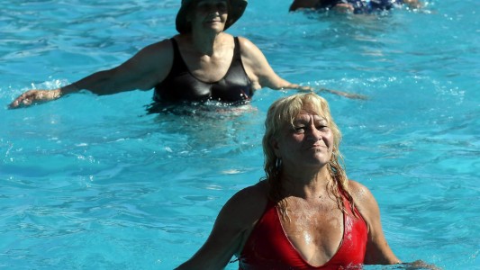 Están abiertas las inscripciones al curso de natación para adultos mayores