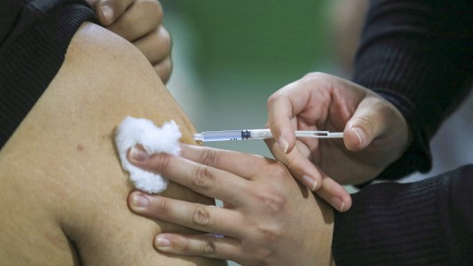 Nueva ola de coronavirus: piden reforzar vacunas y uso del barbijo