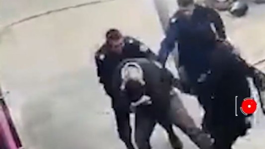 Policías violentos: gas pimienta y golpiza a un detenido