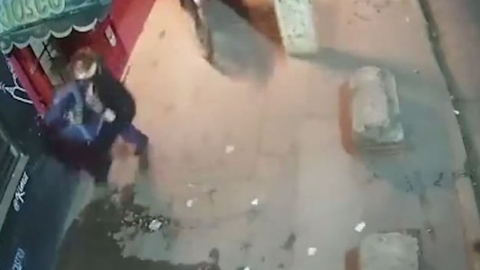 Video: Motochorros le arrebataron el celular a una mujer en una parada de colectivos