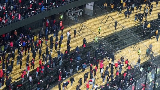El partido en Uruguay se interrumpió por enfrentamientos entre hinchas de Peñarol y Colón