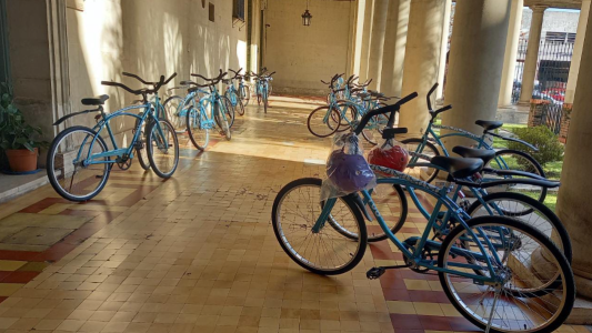 Movilidad sostenible: Entregaron 40 bicicletas a estudiantes de la UNL