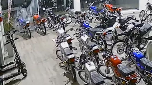 Video: Estallaron el vidrio de una concesionaria y se robaron dos motos