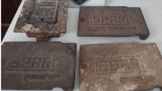 Insólito: atraparon a un hombre que robaba las tapas de los medidores de agua