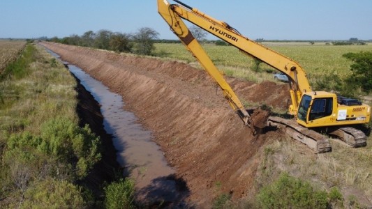 El gobierno de Santa Fe ejecuta más de 20 obras hídricas en toda la provincia