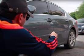 Utilizaron un inhibidor para abrir un auto y robar una mochila en su interior